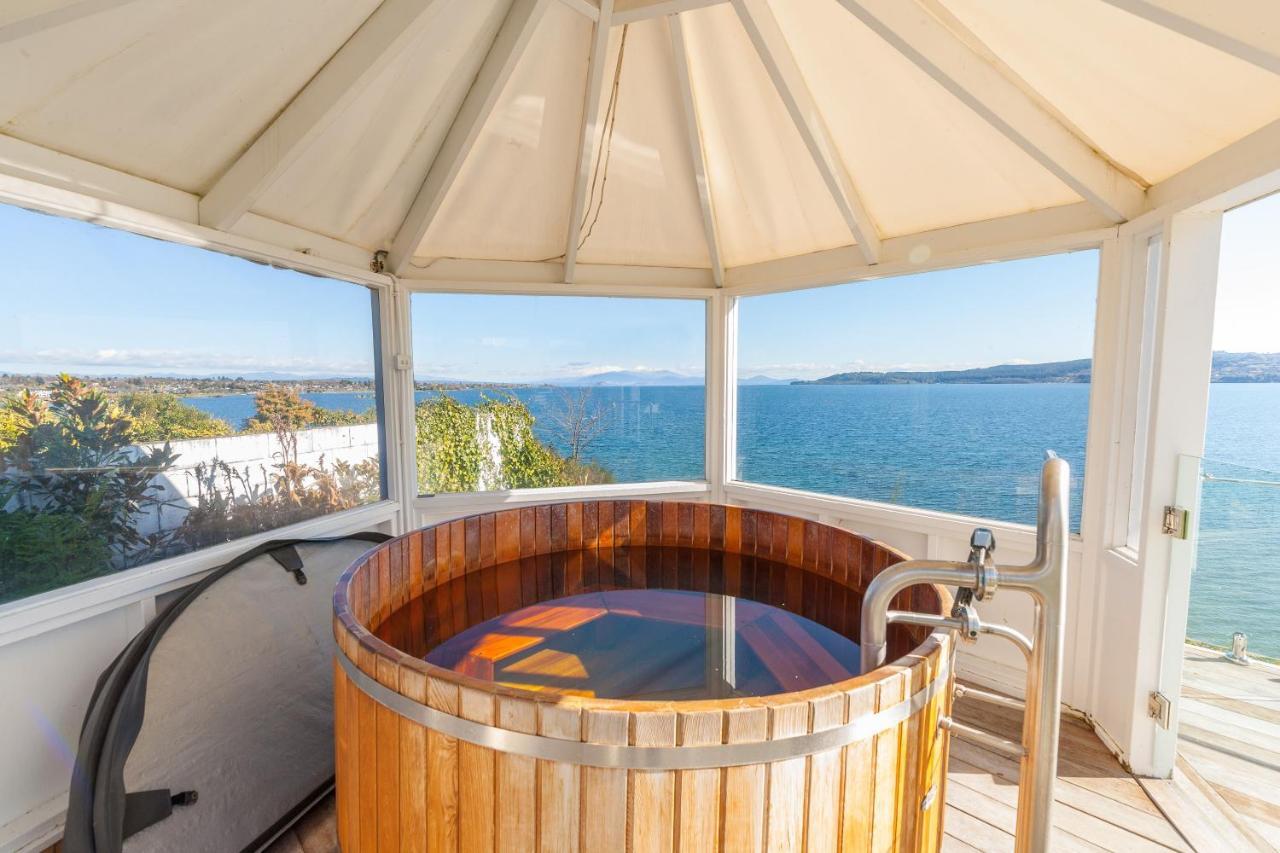 Spectacular Lakefront Home Taupo Exterior foto