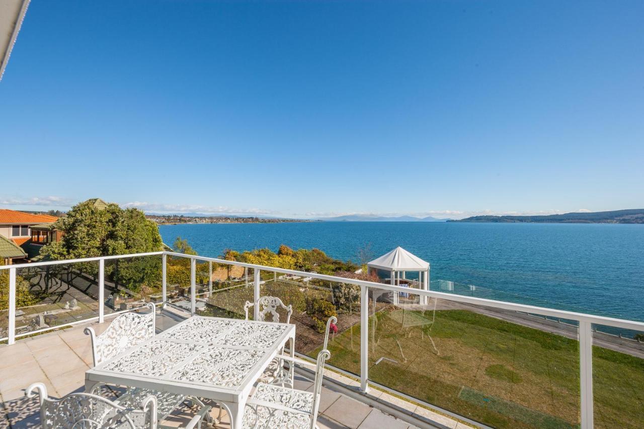 Spectacular Lakefront Home Taupo Exterior foto