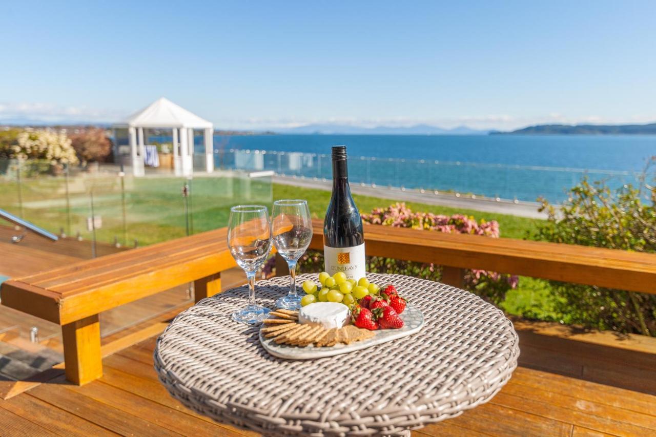 Spectacular Lakefront Home Taupo Exterior foto